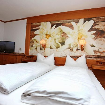 Hotel Lustiger Hirsch à Akams Extérieur photo