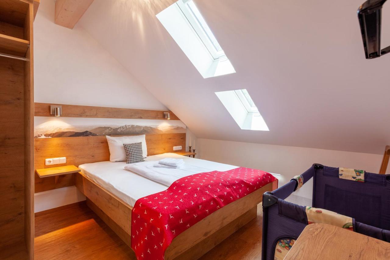 Hotel Lustiger Hirsch à Akams Extérieur photo