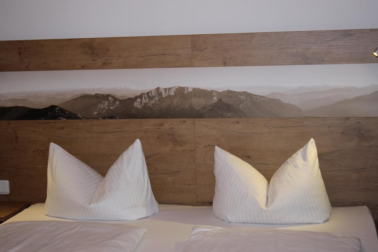 Hotel Lustiger Hirsch à Akams Extérieur photo