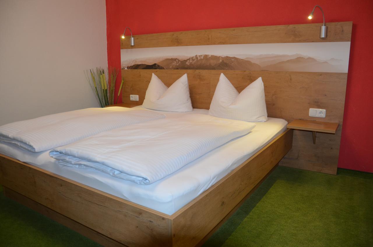 Hotel Lustiger Hirsch à Akams Extérieur photo