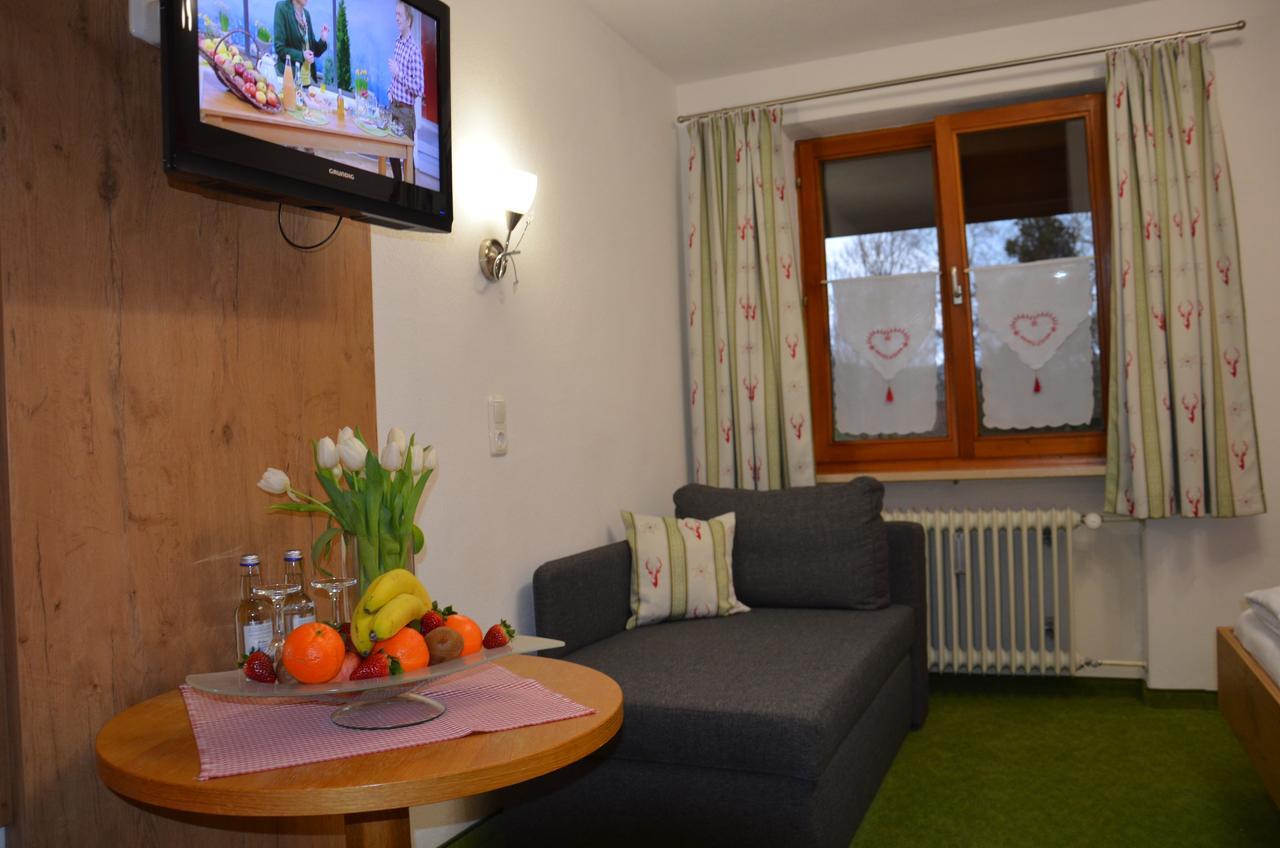 Hotel Lustiger Hirsch à Akams Extérieur photo