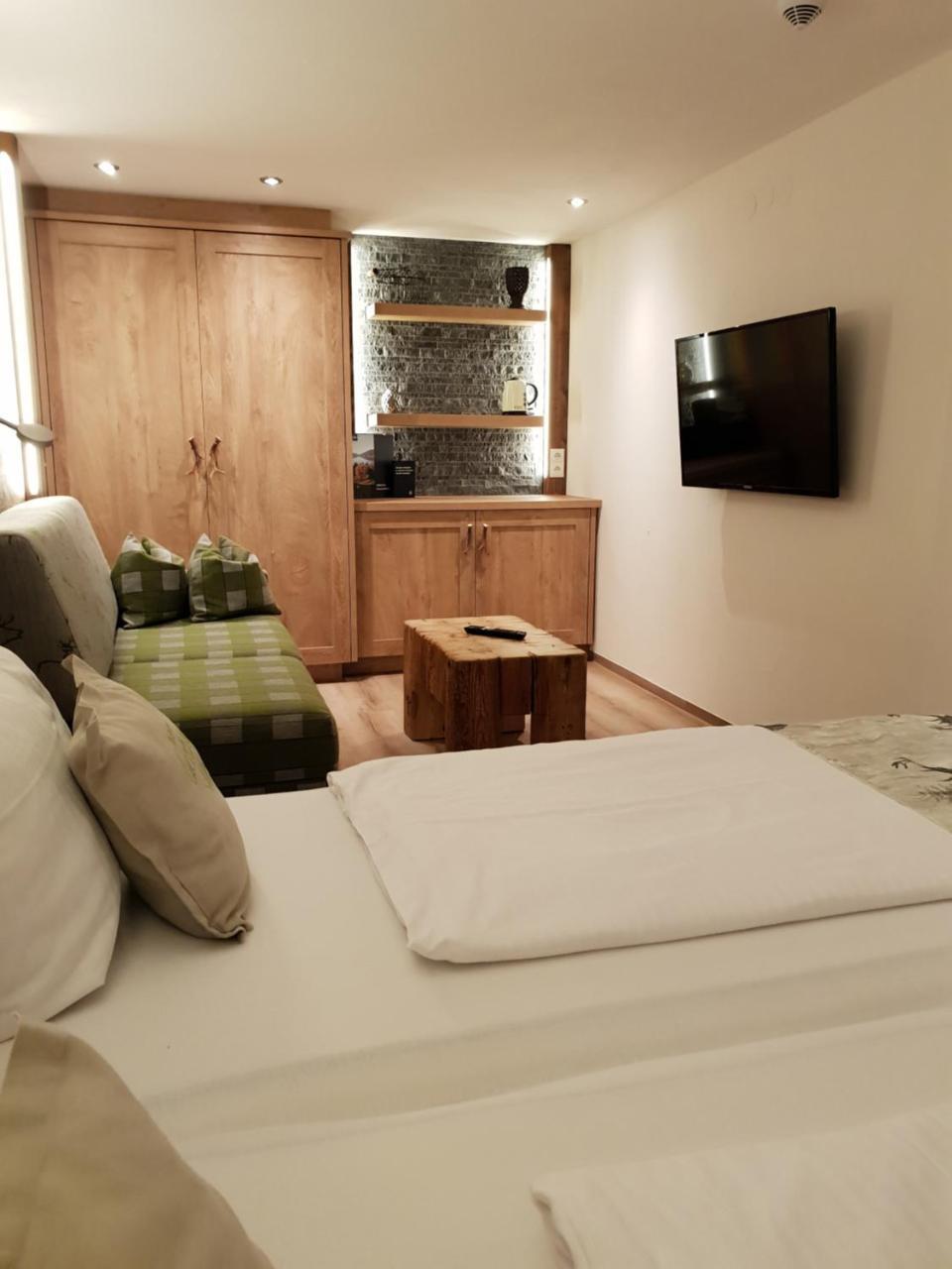 Hotel Lustiger Hirsch à Akams Extérieur photo
